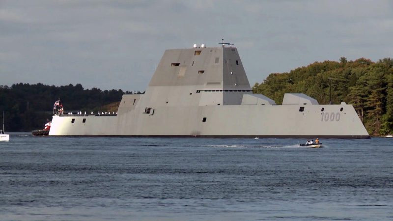 Hai khẩu pháo hải quân 155mm của USS Zumwalt có cơ số đạn 300 viên, đây là hỏa lực mạnh răn đe đối thủ. Ngoài ra, một số tên lửa Tomahawk cải tiến có thể được sử dụng làm vũ khí tấn công chống hạm. Ảnh: Tàu tuần dương Peter Đại đế - Nguồn: Wikipedia