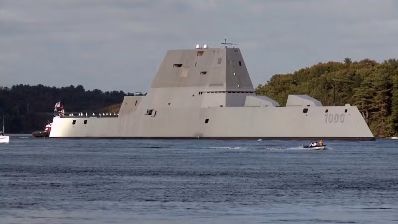 Hai khẩu pháo hải quân 155mm của USS Zumwalt có cơ số đạn 300 viên, đây là hỏa lực mạnh răn đe đối thủ. Ngoài ra, một số tên lửa Tomahawk cải tiến có thể được sử dụng làm vũ khí tấn công chống hạm. Ảnh: Tàu tuần dương Peter Đại đế - Nguồn: Wikipedia