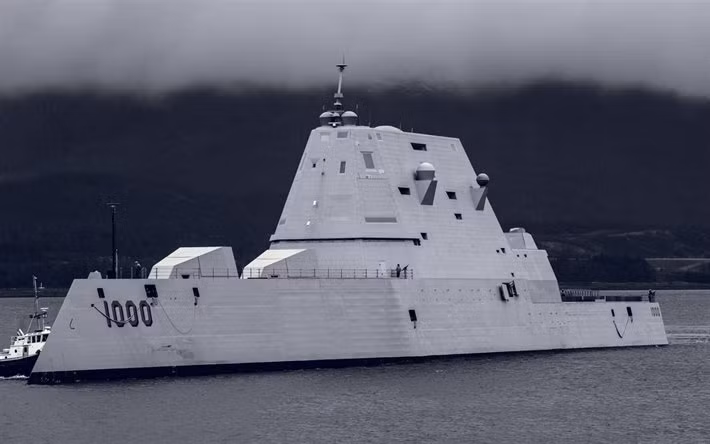 Lợi thế lớn nhất của USS Zumwalt là khả năng tàng hình. USS Zumwalt có hình dáng hoàn toàn khác với mọi tàu chiến thông thường, các cột ăng ten, đĩa radar và thiết bị viễn thông đều nằm khuất hoặc được bao bọc bên trong một cấu trúc nặng 900 tấn ở bên trên con tàu. Ảnh: Tàu khu trục lớp Zumwalt - Nguồn: Hải quân Mỹ