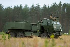 Với các tính năng được công bố, PrSM sẽ là xương sống của lực lượng pháo binh – tên lửa của Lục quân, Thủy quân lục chiến Mỹ trong tương lai và là đối trọng xứng đáng với tổ hợp tên lửa Iskander của Nga. Ảnh: Xe phóng tên lửa PrSM – Nguồn: Sina