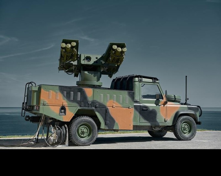 Tuy nhiên điểm hạn chế là tổ hợp mới do Việt Nam sản xuất sử dụng số lượng tên lửa ít, việc triển khai nhiều đạn hơn trên một bệ phóng sẽ giúp tăng tỉ lệ tiêu diệt mục tiêu. Dù vậy, đây là điểm có thể dễ dàng nâng cấp do ta đã có kinh nghiệm chế tạo giá đỡ cho nhiều đạn ở các tổ hợp tên lửa trước đó, nếu hướng đi này thành công thì Quân đội sẽ sở hữu một hệ thống vô cùng uy lực và tương đương với các tổ hợp của nước ngoài, thậm chí mở ra tiền đề xuất khẩu. Ảnh: Tổ hợp phòng không tầm thấp sử dụng 6 đạn tên lửa Igla đặt trên khung gầm bán tải do Thổ Nhĩ Kỳ phát triển.