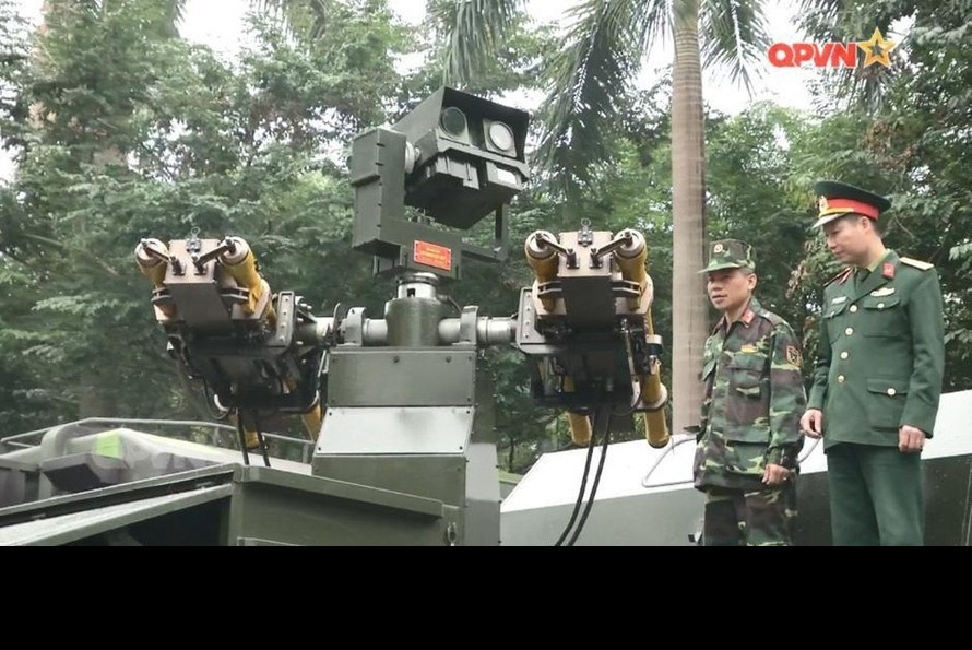 So với tổ hợp tên lửa phòng không trước đây được Việt Nam chế tạo đặt trên khung gầm xe Kamaz, tổ hợp mới có nhiều ưu điểm vượt trội hơn như sử dụng tên lửa 9K38 Igla hiện đại và có tính năng kỹ thuật vượt trội hơn so với tổ hợp cũ sử dụng tên lửa 9K32 Strela, khối quang điện cũng như khung bệ điều khiển bắt bám mục tiêu được làm tinh vi, nhỏ gọn và hiện đại hơn. Điều này cũng mở ra khả năng có thể tích hợp tổ hợp phòng không mới lên các loại phương tiện như xe bán tải, xuồng cỡ nhỏ hoặc cả tàu chiến hải quân, giúp nâng cao hơn nữa khả năng phòng không tầm thấp của quân đội ta. Ảnh: Tổ hợp phòng không tự hành cũ do Việt Nam phát triển đặt trên khung gầm xe Kamaz.