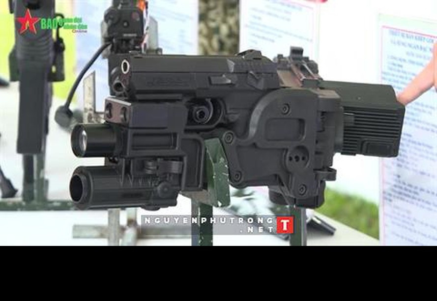 Về súng ngắn, hiện nay nhà máy Z-111 cũng đang sản xuất mẫu súng ngắn Jericho 941 hiện đại theo công nghệ của Israel. Súng được thiết kế chế tạo trong giai đoạn 1990 và đang được trang bị số lượng cho lực lượng đặc công Việt Nam. Jericho 941 sử dụng cỡ đạn 9x19mm Parabellum đồng bộ với Micro Uzi. Tương lai đây sẽ là mẫu súng ngắn mới được trang bị để thay thế các loại cũ của Liên Xô và Trung Quốc đã qua thời gian dài sử dụng. Ảnh: Súng ngắn Jericho 941 của đặc công Việt Nam.