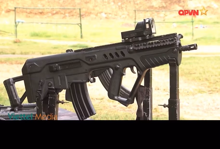 Tar-21 được thiết kế và chế tạo bởi hãng IWI nổi tiếng của Israel, là một trong những mẫu súng trường tấn công được đánh giá là tốt nhất trên thế giới hiện nay. Súng sử dụng thiết kế kiểu Bullup (cò súng nằm phía trước hộp tiếp đạn) cho phép nó hình dáng cực kỳ gọn gàng nhưng vẫn đảm bảo độ dài nòng để duy trì uy lực. Đồng thời, Tar-21 sử dụng cỡ đạn 5.56x45mm chuẩn NATO cực kỳ phù hợp với các nhiệm vụ đặc biệt cần độ chính xác cao, tốc độ bắn nhanh 750-950 phát/phút cùng với đó là được trang bị các ray Picatinny cho phép nó có thể mở rộng các loại phụ kiện hỗ trợ xạ thủ. Ảnh: Cận cảnh súng Tar-21 của đặc công Việt Nam.