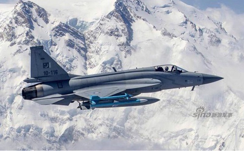 FC-1 được quảng cáo có tính năng khá tiên tiến khi được trang bị động cơ RD-93 (biến thể của động cơ RD-33 trên MiG-29), có lực đẩy khi đốt nhiên liệu phụ khoảng 8.300 kg, giúp máy bay đạt tốc độ Mach 1,8; tầm hoạt động 3.000 km. Ảnh: Máy bay FC-1 Kiêu Long - Nguồn: Wikipedia.