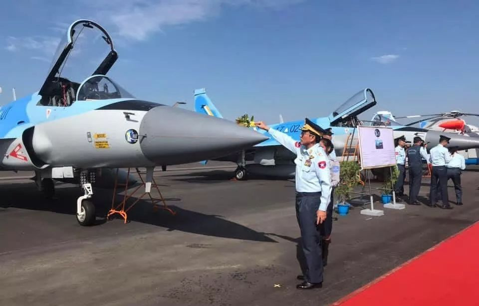 Do vậy các nước nghèo hoặc sẽ cố nâng cấp, kéo dài thời hạn phục vụ của MiG-21 hay J-7, hoặc sẽ chọn mua một loại máy bay đã được kiểm nghiệm thực tế hơn là mua chiếc tiêm kích mới với tính năng cũ và chưa từng trải qua thực tế chiến đấu. Ảnh: Máy bay FC-1 của Myanmar - Nguồn: Wikipedia.