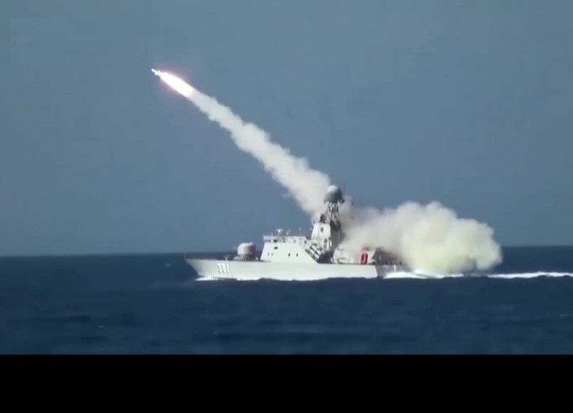 Tên lửa Kh-35E mang đầu tự dẫn radar chủ động ARGS-35E, được thiết kế để có thể dẫn đạn bay trúng mục tiêu được phân công ở pha cuối hành trình. Đầu tự dẫn thực hiện những năng như: Phát hiện và lựa chọn đúng mục tiêu mặt nước cần công kích theo thông số được nạp từ đầu, xác định và cung cấp tham số mục tiêu và tốc độ tiếp cận mục tiêu cho máy tính trên tàu phóng. Có thể quét mục tiêu từ khoảng cách tối đa 20km, khối lượng 40kg, làm việc tại băng sóng X và môi trường từ -50 đến +50 độ C, biển động tối đa cấp 6. Ảnh: Tàu tên lửa BPS-500 công kích tên lửa Kh-35 - Nguồn: Truyền hình Hải quân