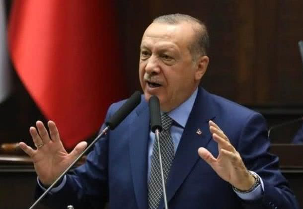 Đặc biệt là sự can thiệp của Thổ Nhĩ Kỳ vào cuộc chiến tại Libya, khi họ ủng hộ Chính phủ Thống nhất Quốc gia (GNA) được Liên hợp quốc công nhận, chống lại Quân đội Quốc gia Libya (LNA), do Nguyên soái Khalifa Haftar lãnh đạo; đã làm phức tạp thêm tình hình tại Libya. Ảnh: Tổng thống Thổ Nhĩ Kỳ Recep Tayyip Erdogan.