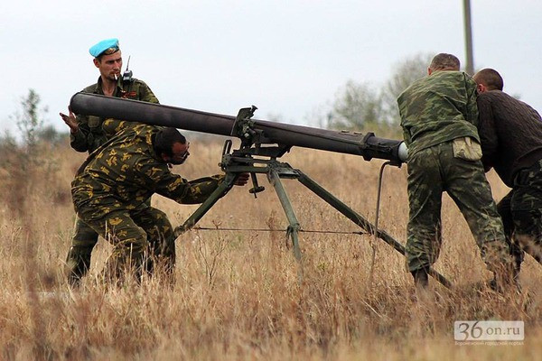 Toàn bộ hệ thống pháo có trọng lượng rất nhẹ, trong đó nòng pháo là 25 kg, giá pháo 28 kg; thời gian chuyển thế từ hành quân sang chiến đấu và ngược lại từ 2-2,5 phút; kíp pháo thủ 5 người, để mang vác nòng pháo, giá chân và phụ tùng theo pháo. Ảnh: Một khẩu 9P132 hiện vẫn được sử dụng - Nguồn: Wikipedia.