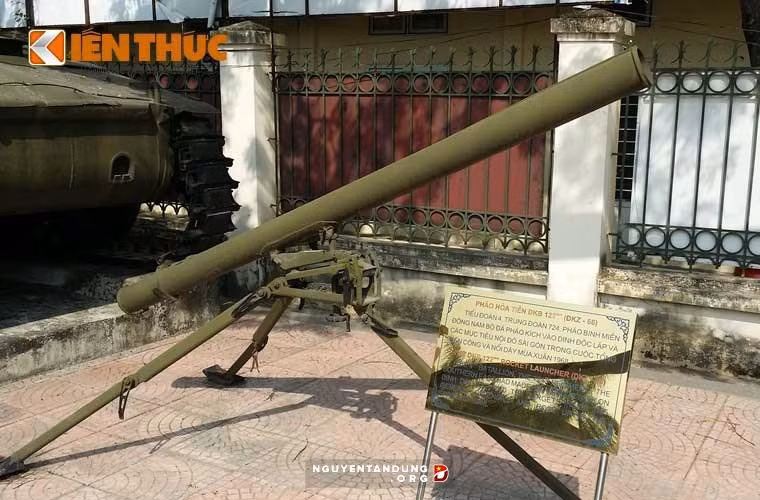 Vào cuối năm 1965, việc sản xuất hàng loạt vũ khí 9P132 đã bắt đầu; 20 hệ thống và đạn đã được hoàn thành vào đầu năm 1966. Trong những tháng tiếp theo, 180 hệ thống khác đã được lắp ráp; đến cuối mùa xuân năm 1967, chúng được viện trợ cho QGP Miền Nam Việt Nam. Ảnh: DKB của QGP Miền Nam Việt Nam - Nguồn: QPVN.