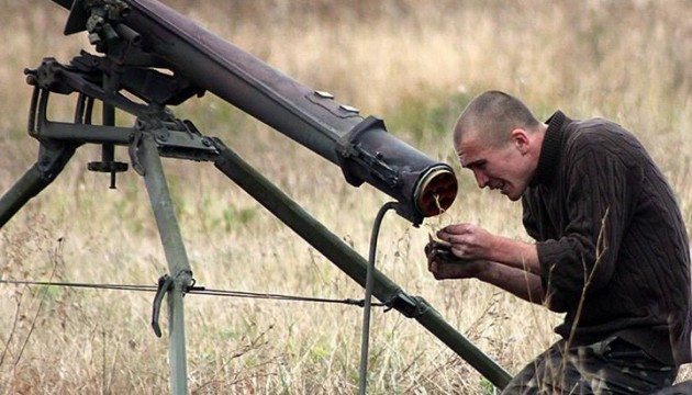 Pháo DKB khai hỏa bằng điện, được thực hiện từ xa bằng bảng điều khiển, kết nối với pháo bằng dây điện dài 20 m, để đảm bảo an toàn tuyệt đối cho pháo thủ. Ảnh: Hệ thống khai hỏa của DKB - Nguồn: Wikipedia.