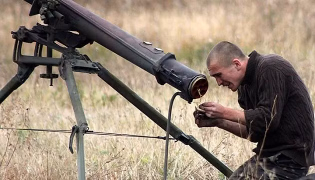 Pháo DKB khai hỏa bằng điện, được thực hiện từ xa bằng bảng điều khiển, kết nối với pháo bằng dây điện dài 20 m, để đảm bảo an toàn tuyệt đối cho pháo thủ. Ảnh: Hệ thống khai hỏa của DKB - Nguồn: Wikipedia.