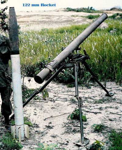 Nòng pháo được cố định trên giá đỡ 3 chân, có máy tầm, hướng; 3 chân có thể gập được; xạ giới tầm của hệ thống từ +10° đến +40°; xạ giới hướng là 14°; ngoài ra có một lẫy chuyển hướng nhanh, đảm bảo cho việc chuyển hướng nhanh 360º. Pháo sử dụng kính ngắm RVO-2 có bội số 4x. Ảnh: Một hệ thống DKB (9P132) và đạn - Nguồn: Wikipedia.