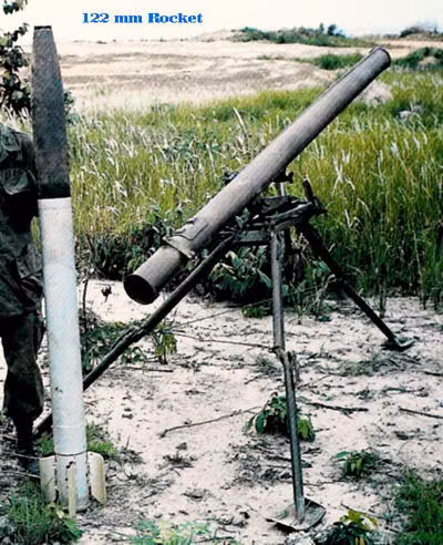 Nòng pháo được cố định trên giá đỡ 3 chân, có máy tầm, hướng; 3 chân có thể gập được; xạ giới tầm của hệ thống từ +10° đến +40°; xạ giới hướng là 14°; ngoài ra có một lẫy chuyển hướng nhanh, đảm bảo cho việc chuyển hướng nhanh 360º. Pháo sử dụng kính ngắm RVO-2 có bội số 4x. Ảnh: Một hệ thống DKB (9P132) và đạn - Nguồn: Wikipedia.