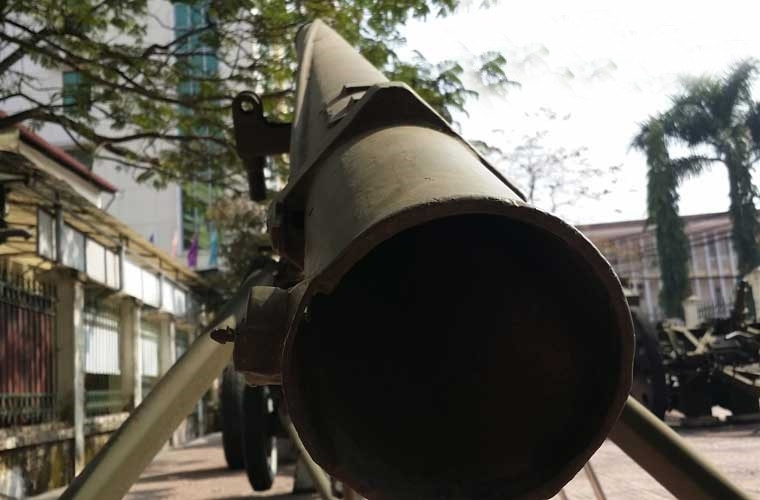 Với tính năng có thể nhanh chóng tháo rời và khối lượng tương đối nhỏ, cho phép hệ thống được chuyển đến vị trí trận địa bắn hoàn toàn bằng sức người, có thể bố trí tại những trận địa bí mật, gây bất ngờ cho đối phương. Ảnh: DKB của QGP Miền Nam Việt Nam - Nguồn: QPVN.