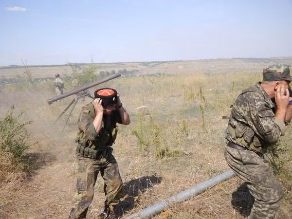 Hiện nay, DKB đã bị loại khỏi biên chế của quân đội ta, nhưng hiện nay, nó vẫn có mặt trong một số cuộc xung đột cục bộ trên thế giới. Ngoài ra, dựa trên ý tưởng của khẩu DKB, nhiều hệ thống pháo phản lực đã được chế tạo và trở nên phổ biến. QGP Miền Nam Việt Nam cũng không thể nghĩ rằng, những yêu cầu giúp đỡ của họ sẽ dẫn đến sự hình thành các ý tưởng rất sáng tạo và hữu ích trong một số điều kiện chiến tranh nhất định. Ảnh: Những khẩu DKB vẫn còn xuất hiện tại cuộc nội chiến tại Ucraina năm 2014 - Nguồn: Wikipedia.