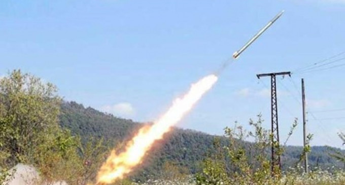 Về giảm trọng lượng, phía Liên Xô đã rút ngắn ống phóng xuống còn 2 m (trọng lượng giảm 2,8 kg). Việc giảm chiều dài nòng súng như vậy không làm giảm độ chính xác cũng như tầm bắn của đạn. Ảnh: Một khẩu DKB khai hỏa từ vị trí bí mật - Nguồn: Wikipedia.