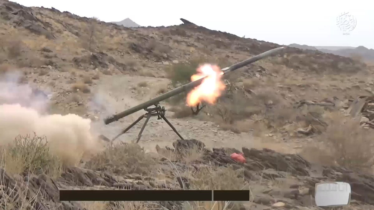 Nhưng việc sử dụng Grad-P với loại đạn mới bắt buộc phải có những thay đổi, đó là sử dụng một vật nặng (thường là bao đất hoặc cát), có trọng lượng tối thiểu 50 kg để chèn vào chân trước của pháo, do lực giật của đạn mới lớn hơn. Ảnh: Một khẩu pháo DKB đang khai hỏa - Nguồn: calibreobscura