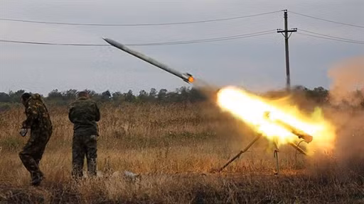 Ngay trong tháng 7/1965, bệ phóng và đạn pháo đã được bắn thử nghiệm thành công tốt đẹp và được khuyến nghị sản xuất hàng loạt. Ngoài ra, Bộ Quốc phòng Liên Xô còn cho rằng, 9P132 không chỉ để viện trợ cho Việt Nam mà còn đưa vào phục vụ các lực lượng đặc nhiệm trong nước. Ảnh: Thử nghiệm vũ khí Grad-P ở Viện nghiên cứu NII-147 - Nguồn: Ru-artillery