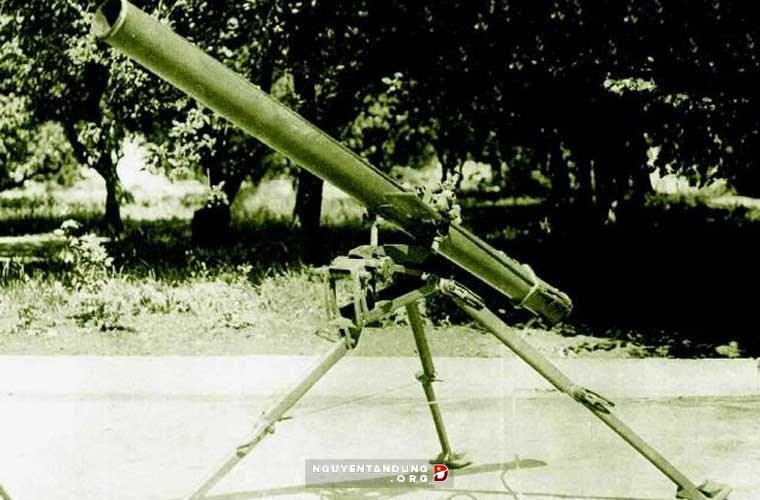 Năm 1965, lãnh đạo Việt Nam Dân chủ Cộng hòa đã gửi đến Liên Xô với một yêu cầu đặc biệt đó là: Quân Giải phóng (QGP) Miền Nam Việt Nam cần một loại pháo với sức công phá lớn, dễ điều khiển, phù hợp để vận chuyển trên những địa hình rừng núi và chiến thuật chiến tranh du kích ở miền nam Việt Nam. Ảnh: DKB của QGP Miền Nam Việt Nam - Nguồn: QPVN.