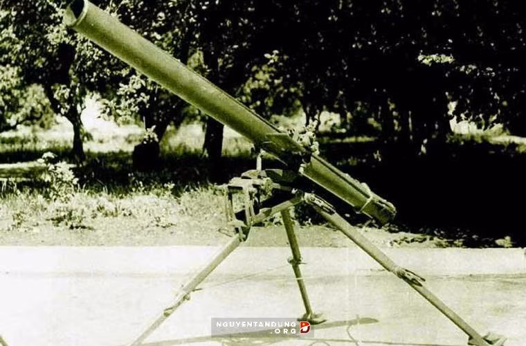 Năm 1965, lãnh đạo Việt Nam Dân chủ Cộng hòa đã gửi đến Liên Xô với một yêu cầu đặc biệt đó là: Quân Giải phóng (QGP) Miền Nam Việt Nam cần một loại pháo với sức công phá lớn, dễ điều khiển, phù hợp để vận chuyển trên những địa hình rừng núi và chiến thuật chiến tranh du kích ở miền nam Việt Nam. Ảnh: DKB của QGP Miền Nam Việt Nam - Nguồn: QPVN.