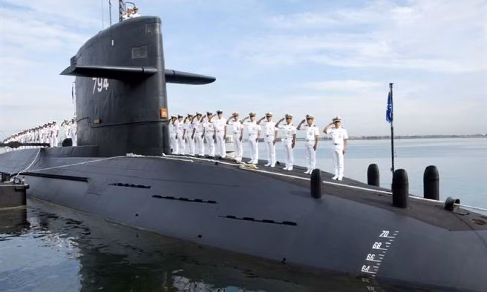 Niềm hi vọng duy nhất của hải quân Đài Loan chỉ còn có thể trông cậy vào hai tàu ngầm Diesel-điện mua của Hà Lan, biên chế từ năm 1987 dù cho nó cũng chẳng còn hiện đại gì. Tàu ngầm lớp Chien Lung được Đài Loan đặt mua từ Hà Lan dựa trên thiết kế tàu ngầm lớp Zwaardvis từ năm 1982, tuy nhiên đến năm 1986 mới hạ thủy chiếc SS-793 đầu tiên và gia nhập biên chế hải quân Đài Loan từ năm 1987, không lâu sau đó, năm 1988 thì chiếc còn lại SS-794 cũng được đưa vào biên chế. Ảnh: Thủy thủ đoàn tàu ngầm SS-794. 