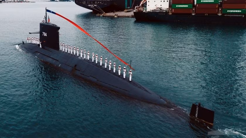 Lực lượng tàu ngầm Đài Loan hiện nay đang vận hành 4 chiếc mang số hiệu lần lượt là SS-791 Hai Shih (Hải Sư), SS-792 Hai Pao (Hải Báo), SS-793 Hai Lung (Hải Long) và SS-794 Hai Hu (Hải Hổ). Trong đó hai chiếc đầu tiên mang số hiệu SS-791 và SS-792 là tàu ngầm Diesel-điện do Mỹ chế tạo thuộc lớp Tench và được Đài Loan gọi là lớp Hai Shih, hai tàu tiếp theo mang số hiệu SS-793 và SS-794 là tàu ngầm Diesel-điện do Hà Lan chế tạo thuộc lớp Zwaardvis và được Đài Loan gọi là lớp Chien Lung. Đặc điểm chung của các tàu ngầm Đài Loan là đều đã quá cũ và lạc hậu. Ảnh: Tàu SS-794 của hải quân Đài Loan.