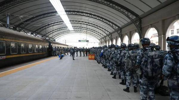 Mặc dù có những khó khăn do địa hình hiểm trở, nhưng hơn nửa thế kỷ qua, thực hiện công cuộc chinh phục miền tây, Trung Quốc đã đầu tư rất nhiều vào giao thông ở khu vực này, trong đó có đường sắt Thanh Hải - Tây Tạng, đây là tuyến đường sắt nằm ở độ cao nhất của thế giới.