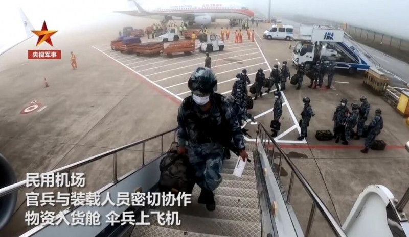 Theo những hình ảnh công khai, binh lính Trung Quốc với trang bị chiến đấu đầy đủ, cùng với những xe bọc thép, được máy bay vận tải quân sự hạng nặng chở đến khu vực biên giới Trung - Ấn, khu vực đang là tâm điểm nóng giữa hai bên.