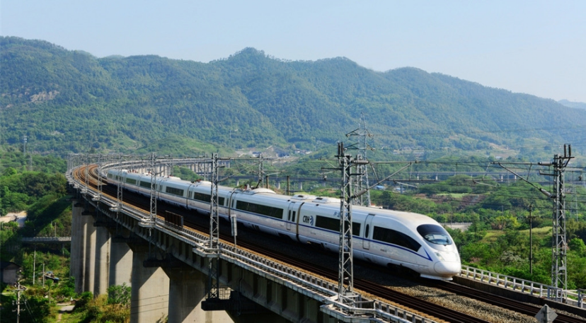 Sau nhiều năm dồn lực xây dựng, mạng lới giao thông của Trung Quốc đã được thiết lập khá hoàn chỉnh; hiện giao thông của phía Trung Quốc hoàn chỉnh hơn nhiều phía Ấn Độ; do vậy việc đảm bảo hậu cần từ tuyến sau của Trung Quốc tốt hơn rất nhiều. Nên nhớ rằng, trong cuộc chiến năm 1962, phần lớn việc đảm bảo hậu cần của Trung Quốc là bằng sức người. Ảnh: Mạng lưới đường sắt cao tốc lên phía tây của Trung Quốc.