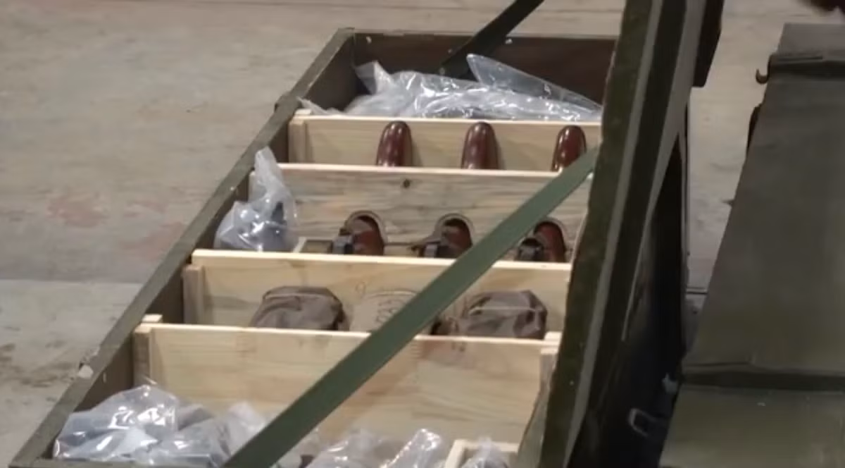 Mỗi một hộp súng sẽ gồm ba khẩu súng phóng lựu cầm tay M-79 chế tạo mới, được gắn tem mác của nhà máy, cùng với đó là các trang thiết bị, phụ tùng cho súng để đảm bảo trong quá trình tác chiến. Có thể nói rằng, Việt Nam đã tự chủ hoàn toàn được công nghệ sản xuất loại súng này cũng như hướng đến các loại súng phóng lựu cầm tay hiện đại hơn. Ảnh: Cận cảnh hộp súng M-79 mới được chế tạo tại nhà máy Z-125 - Nguồn: Phóng sự của nhà máy Z-125