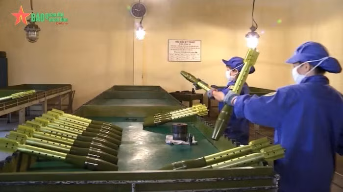 Và nhà máy Z-125 cũng đã làm chủ luôn dây chuyền sản xuất đạn cỡ 73mm chuyên dụng cho súng không giật SPG-9, đảm bảo tốt nguồn cung cấp đạn dược cần thiết trong trường hợp có chiến tranh xảy ra, phát huy truyền thống của bộ đội quân khí Việt Nam anh hùng. Ảnh: Số lượng lớn đạn 73mm cho súng SPG-9 được sản xuất bởi nhà máy Z-125 - Nguồn: QĐND Online.