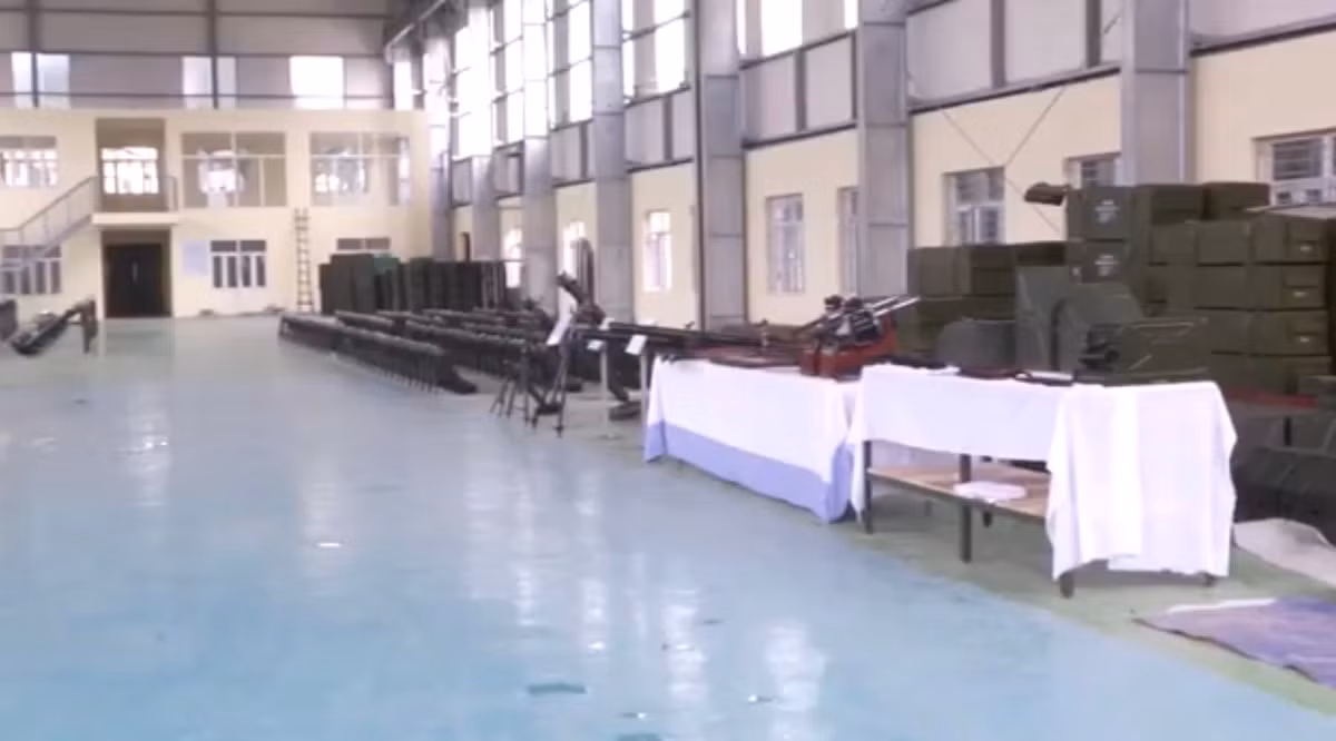 Đặc biệt, bên cạnh các loại súng cối và súng phóng lựu chúng ta đã quen thuộc, nhà máy Z-125 cũng đang chế tạo loại súng phóng lựu ổ xoay liên thanh vô cùng hiện đại SPL-6, dựa trên thiết kế của nước ngoài. Súng đã được giới thiệu rộng rãi cả trong nước lẫn các triển lãm quốc phòng quốc tế, hiện nay đang được thử nghiệm trong một số đơn vị, hướng đến tương lai thay thế súng phóng lựu M-79 đã qua thời gian dài sử dụng. Ảnh: Súng phóng lựu ổ xoay SPL-6 do nhà máy Z-125 sản xuất (trên bàn), bên trái là số lượng lớn súng cối hạng nhẹ 60mm - Nguồn: Phóng sự của nhà máy Z-125