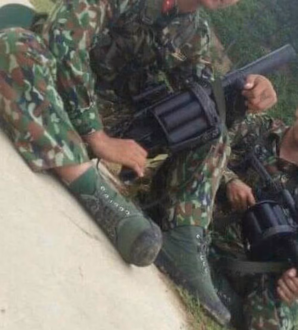 Súng phóng lựu cầm tay ổ xoay SPL-6 sử dụng cỡ đạn 40mm tiêu chuẩn NATO giống với súng M-79, tạo sự đồng bộ trong trang bị. Tuy nhiên súng có ưu điểm là hoạt động với cơ cấu ổ xoay, một lần có thể nạp 6 đạn lựu thay vì chỉ 1 như ở thế hệ trước, tạo một lợi thế về hoả lực cực cao trên chiến trường. Cùng với đó, súng còn được trang bị các ray Picatinny để có thể mở rộng trang bị kính ngắm quang học, thay vì chỉ có thể sử dụng thước ngắm cơ khí như trên M-79 cũ. Ảnh: Chiến sĩ Việt Nam trên tay khẩu súng phóng lựu ổ xoay SPL-6.