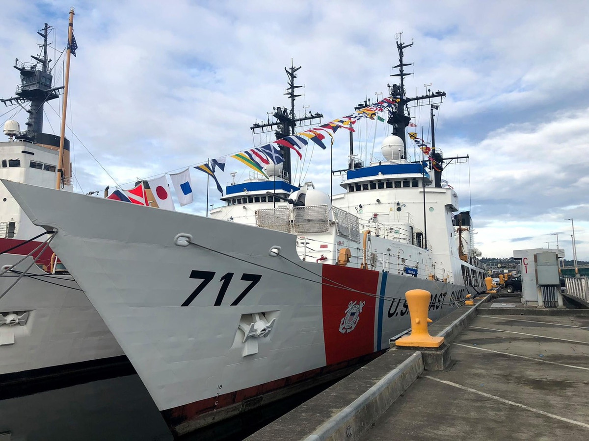 Một điều ít biết là Cảnh sát biển Việt Nam đã đề nghị đối tác Mỹ chuyển giao cho ta đến ba tàu tuần tra Hamilton. Cũng trong tháng 8, Tuần duyên Hoa Kỳ tiếp tục loại biên một tàu Hamilton nữa là chiếc USCGC Mellon (WHEC 717) và hiện tại nó đang được neo đậu bên cạnh chiếc USCGC John Middget chuẩn bị bàn giao cho Việt Nam.Tuy nhiên số phận của nó đã được quyết định và chiếc Mellon sẽ được chuyển cho hải quân Bahrain. Ảnh: Tàu tuần duyên USCGC Mellon đậu bên cạnh chiếc USCGC John Middget chuẩn bị bàn giao cho Việt Nam.