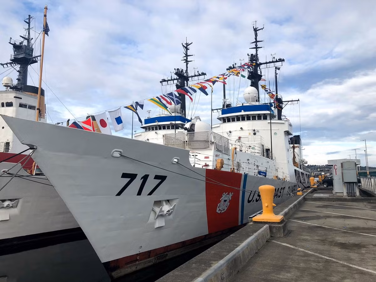 Một điều ít biết là Cảnh sát biển Việt Nam đã đề nghị đối tác Mỹ chuyển giao cho ta đến ba tàu tuần tra Hamilton. Cũng trong tháng 8, Tuần duyên Hoa Kỳ tiếp tục loại biên một tàu Hamilton nữa là chiếc USCGC Mellon (WHEC 717) và hiện tại nó đang được neo đậu bên cạnh chiếc USCGC John Middget chuẩn bị bàn giao cho Việt Nam.Tuy nhiên số phận của nó đã được quyết định và chiếc Mellon sẽ được chuyển cho hải quân Bahrain. Ảnh: Tàu tuần duyên USCGC Mellon đậu bên cạnh chiếc USCGC John Middget chuẩn bị bàn giao cho Việt Nam.