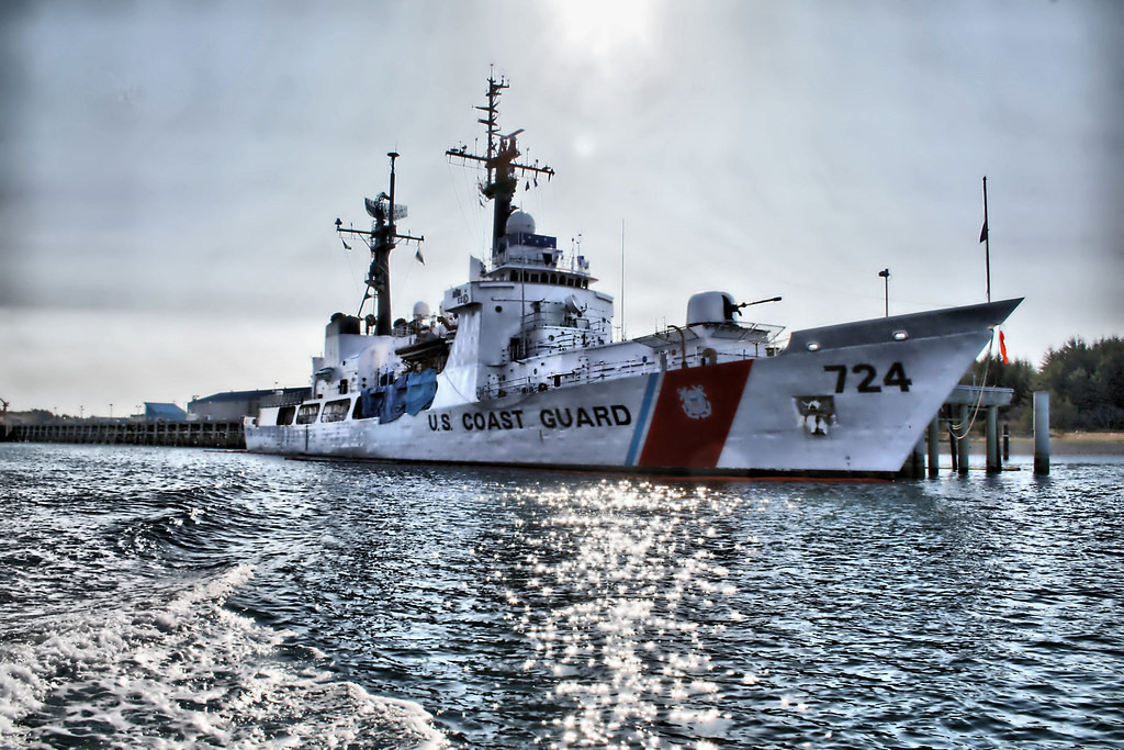 Như vậy, sau khi tiếp nhận đầy đủ ba tàu Hamilton thì số tàu thuộc lớp này của Cảnh sát biển Việt Nam đã ngang bằng với Hải quân philippine, thậm chí năng lực tác chiến và bao quát vùng biển của lực lượng chấp pháp ta còn có phần nhỉnh hơn hải quân nước bạn. Đây có thể nói là một sự quan tâm đầu ta to lớn của cấp trên, tạo điều kiện cho lực lượng ta có những trang bị tốt nhất, đảm bảo nhất để có thể góp phần bảo vệ vững chắc hơn nữa chủ quyền Quốc gia trên biển. Ảnh: Tàu USCGC Douglas Munro của Tuần duyên Hoa Kỳ.