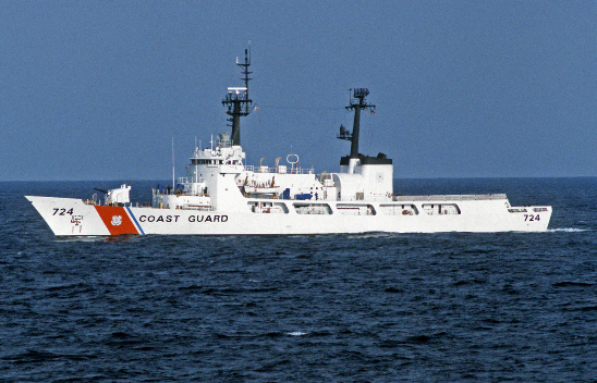 Như vậy, với việc sắp tới ta sẽ có ba tàu tuần tra cỡ lớn lớp Hamilton, sức mạnh của Cảnh sát biển Việt Nam chắc chắn nâng cao lên rõ rệt, đồng thời phối hợp cùng các tàu tuần tra đa năng DN 2000 và các tàu TT 120/200/400 bao quát một vùng rộng lớn lãnh hải của nước ta trên biển, tạo điều kiện để bảo vệ vững chắc hơn nữa chủ quyền Quốc gia. Ảnh: Tàu USCGC Douglas Munro thời còn hoạt động tích cực trong Tuần duyên Hoa Kỳ.