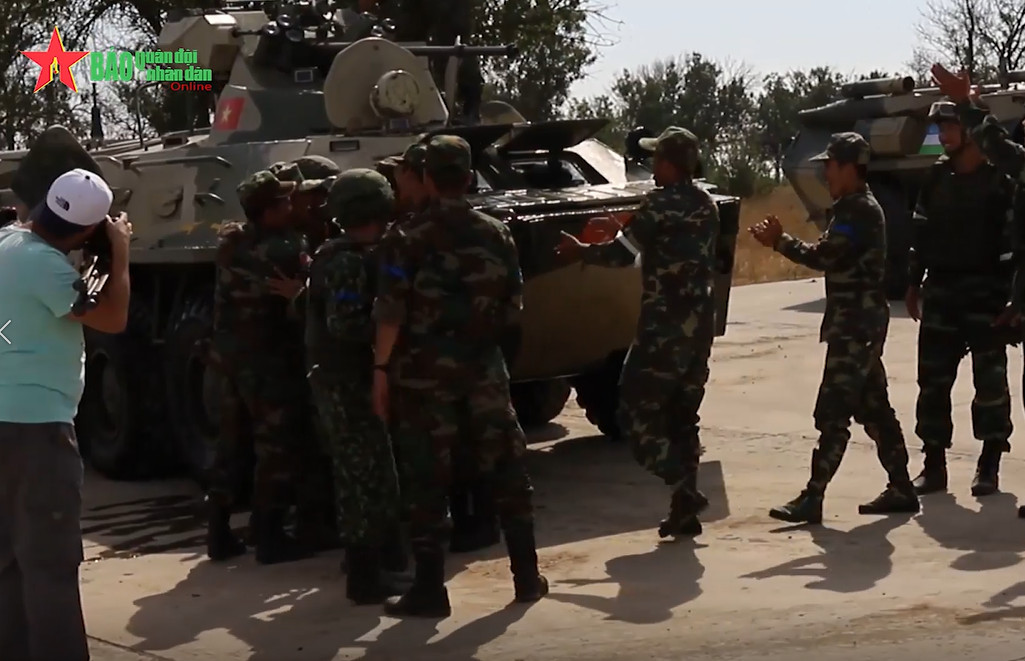 Rất tiếc là về mặt thời gian, chúng ta chưa bằng các đội bạn khiến vị trí trên bảng xếp hạng chưa cao, 6/7 đội thi đấu. Dù vậy, với tinh thần vượt khó, kiên cường, không bao giờ khuất phục trước mọi trở ngại, chúng ta có quyền tin rằng đội Việt Nam sẽ có thứ hạng tốt trong phần thi cuối cùng vào ngày hôm nay (1/9). Ảnh: Đội bạn lao tới chúc mừng đội Việt Nam hoàn thành phần thi. Ảnh: QĐND.