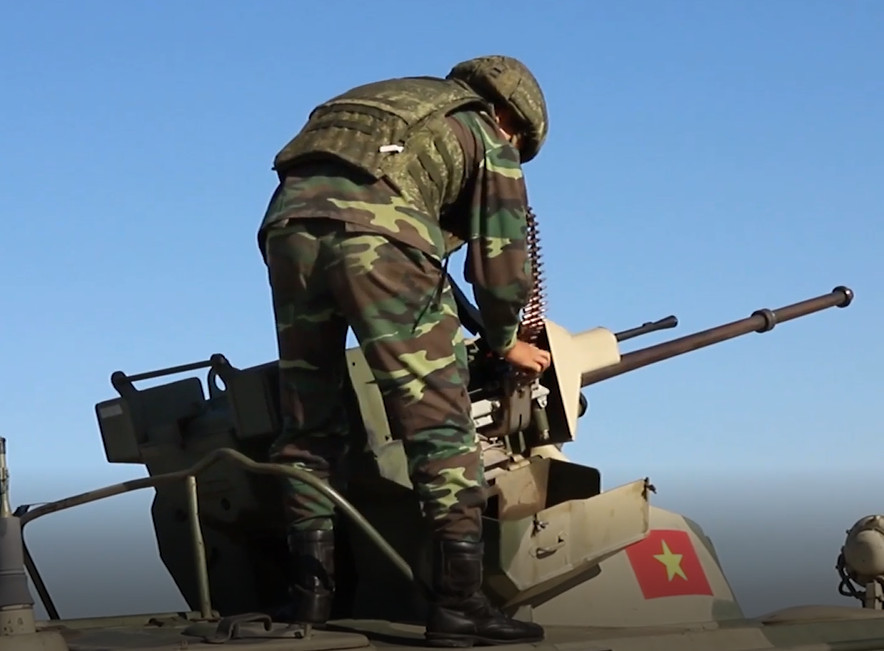 Khẩu 2A72 cỡ nòng 30mm tự động, có tốc độ bắn lên tới 330 phát/phút, BTR-82 có khả năng bắn thủng lớp vỏ bảo vệ của các loại xe thiết giáp hạng nhẹ ở cự ly tới 1,5km hoặc diệt mục tiêu bộ binh khi dùng đạn nổ phá mảnh ở cự ly tới 2km. Ngoài ra, khi cần chúng có thể đáp ứng được vai trò phòng không tầm thấp.