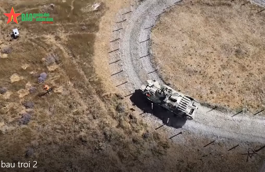 Hôm 26/8, đội chúng ta thi đấu với phần thi ““Cuộc đua của chỉ huy” bao gồm nhiều hạng mục. Trong đó, lái xe sẽ phải vượt qua các chướng ngại vật như đồi nhỏ, hình zích zắc, leo dốc, đường cát và hình số 8. Ảnh: QĐND.