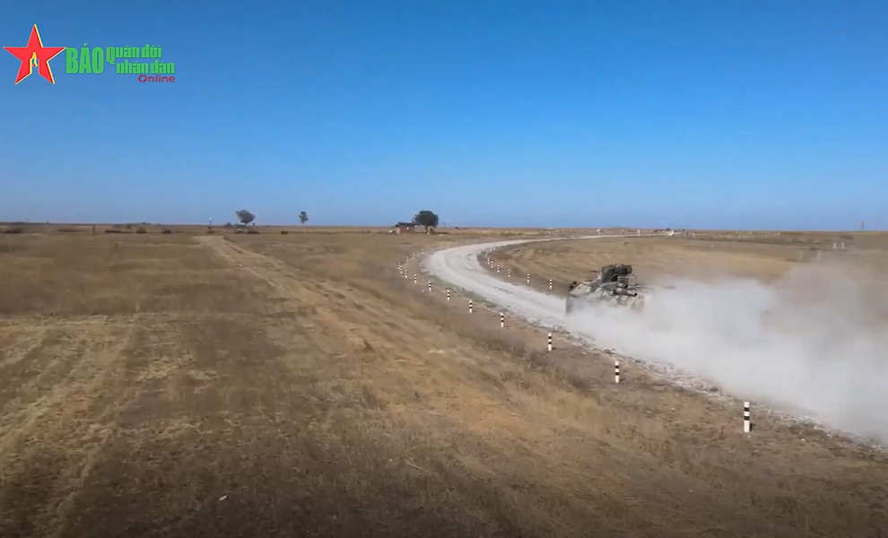 So với BTR-60PB dùng động cơ xăng, xe thiết giáp BTR-82A sử dụng động cơ diesel tuabin tăng áp KamAZ 740.14-300 công suất 300 mã lực cho phép xe hoạt động trên mọi địa hình, đạt tốc độ tối đa tới 100km/giờ trên đường nhựa. Tuy nhiên, hành trình đi từ loại cũ lên loại mới của chúng ta khá tốt qua các đoạn phim ghi lại cuộc thi của đội tuyển. Ảnh: QĐND.