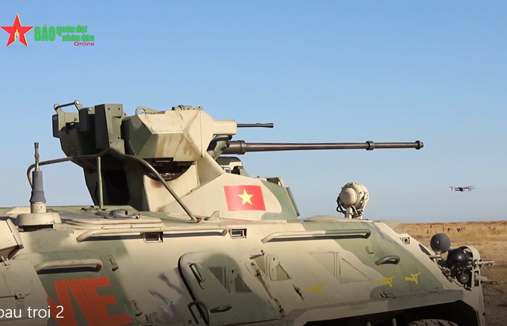 Đội Việt Nam thi đấu bài bắn mục tiêu cự ly gần với súng máy PKT 7,62mm đồng trục. Chúng ta phải làm quen với hệ thống điều khiển hỏa lực TKN-4GA rất hiện đại trên BTR-82A. Các khí tài này khác xa thế hệ BTR-60PB thời Liên Xô. Ảnh: QĐND.