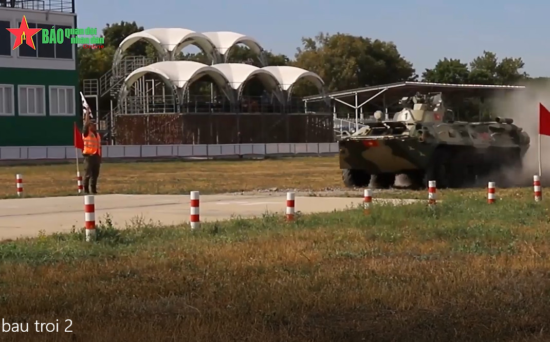 Mặc dù không phải là lần đầu tiên Việt Nam được lái BTR-82A, nhưng nó là lần đầu với các chiến sĩ phòng không không quân tham gia cuộc thi này. Dù vậy, nhìn qua các đoạn video ghi lại trận thi đấu đầu tiên ngày 26/8, chúng ta có thể thấy rằng Đội tuyển Việt Nam lái những thiết giáp BTR-82A rất tự tin, việc vận hành các vũ khí trang bị trên xe trông như không quá khó khăn. Ảnh: QĐND.