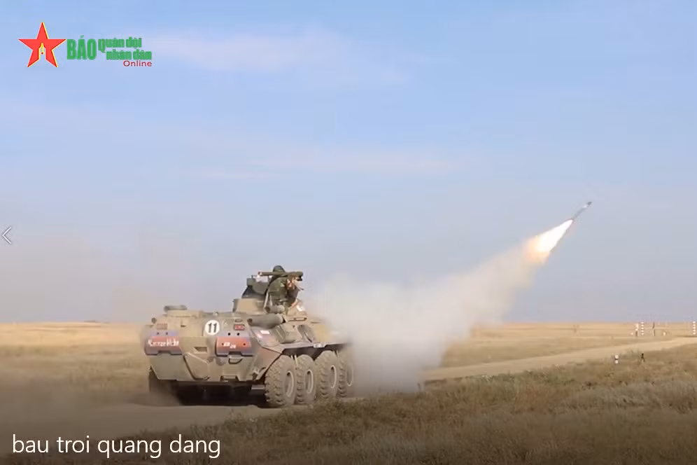 Về bài bắn, các chỉ huy xe sẽ phải trực tiếp tham gia các hạng mục gồm: Bắn tên lửa vác vai với mục tiêu là máy bay trực thăng giả định, bắn đón mục tiêu bằng tên lửa vác vai, bắn đuổi mục tiêu bằng tên lửa vác vai, bắn súng AK12, chạy vật cản. Ảnh: QĐND.