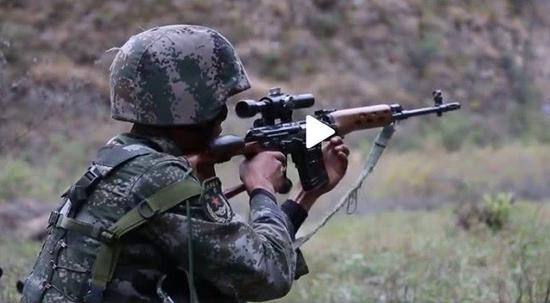 Mới đây trong một video được công bố bởi quân đội giải phóng Trung Quốc (PLA) về công tác huấn luyện tại lữ đoàn đặc biệt Xiangjian đã có sự xuất hiện vô cùng bất ngờ của loại súng bắn tỉa Type-85 (QBU-85). Đây là loại súng bắn tỉa vô cùng phổ biến trong biên chế PLA ở cuối thế kỷ 20 và đã được thay thế bởi các loại súng bắn tỉa hiện đại hơn khi bước vào thế kỷ 21. Ảnh: Chiến sĩ lữ đoàn Xiangjian huấn luyện với súng bắn tỉa Type-85.