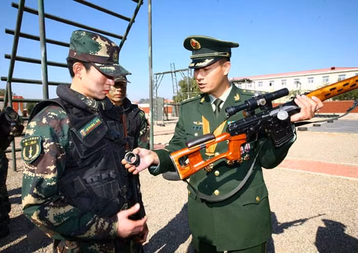 Type-85 có chiều dài 1.22m, nặng 4.4kg cả kính ngắm, tầm bắn tối đa 800m, sơ tốc đạn 830/s, tốc độ bắn 40 phát/phút. Nó sử dụng cỡ đạn 7.63x54R Liên Xô và sử dụng một hộp tiếp đạn rời có sức chứa 10 viên, bắn theo cơ chế bán tự động. Súng được cải tiến từ Type-79 cho phép nó có tốc độ bắn nhanh hơn tuy nhiên tầm bắn hiệu quả lại ngắn hơn. Ảnh: Sĩ quan đang hướng dẫn cho một binh sĩ Trung Quốc về súng bắn tỉa Type 85.