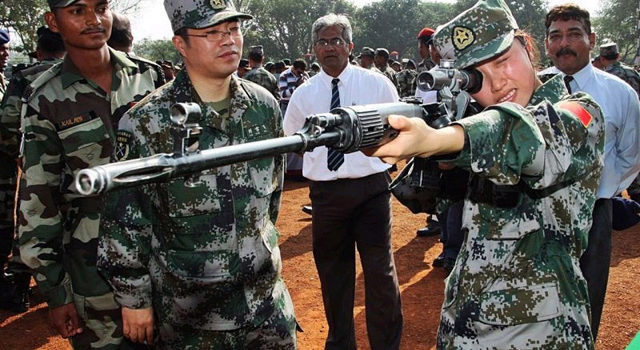 Câu trả lời là hiện nay, quân đội Trung Quốc đang thiếu một mẫu súng trường thiện xạ với tầm bắn xa và uy lực lớn. Khi mà trong biên chế chính của các đơn vị đặc biệt này đa phần là súng trường cá nhân và súng máy tầm bắn không quá 400m, trong khi súng bắn tỉa Type-88 có khả năng bắn rất chính xác nhưng tầm bắn lại quá ngắn còn CS/LR-4 lại là súng bắn tỉa phát một không thích hợp làm súng trường thiện xạ. Ảnh: Một binh sĩ Trung Quốc ngắm bắn với súng bắn tỉa Type-85.