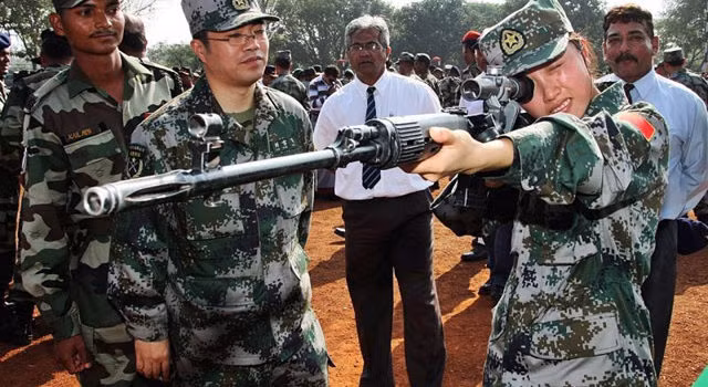 Câu trả lời là hiện nay, quân đội Trung Quốc đang thiếu một mẫu súng trường thiện xạ với tầm bắn xa và uy lực lớn. Khi mà trong biên chế chính của các đơn vị đặc biệt này đa phần là súng trường cá nhân và súng máy tầm bắn không quá 400m, trong khi súng bắn tỉa Type-88 có khả năng bắn rất chính xác nhưng tầm bắn lại quá ngắn còn CS/LR-4 lại là súng bắn tỉa phát một không thích hợp làm súng trường thiện xạ. Ảnh: Một binh sĩ Trung Quốc ngắm bắn với súng bắn tỉa Type-85.