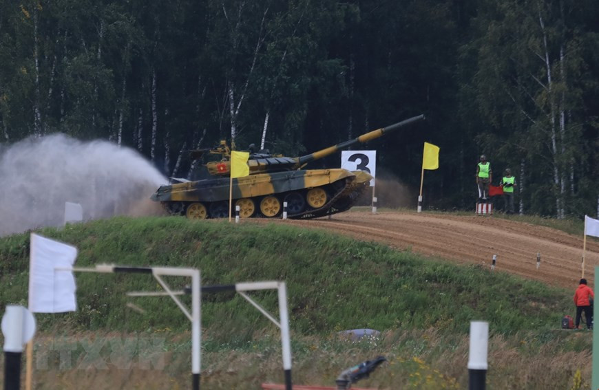 Có thể coi đây là tình huống nhạy cảm trong thi đấu thể thao, hi vọng rằng ban giám khảo Army Games sẽ rút được kinh nghiệm sau trận đấu này để có quyết định chuẩn xác hơn các trận đấu tiếp theo, tránh tình trạngkhán giả băn khoăn trước kết quả cuối cùng của trận đấu thường bị cộng thêm giờ một cách khó hiểu. Ảnh: TTXVN.